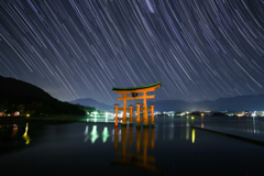 厳島神社大鳥居に降る星々