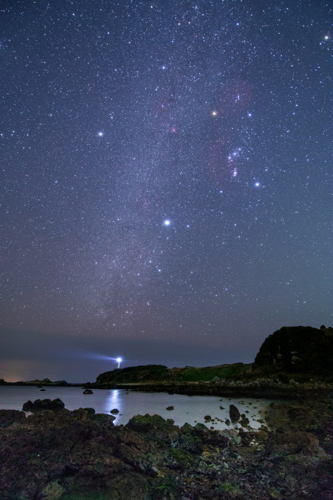 爪木崎灯台と星空