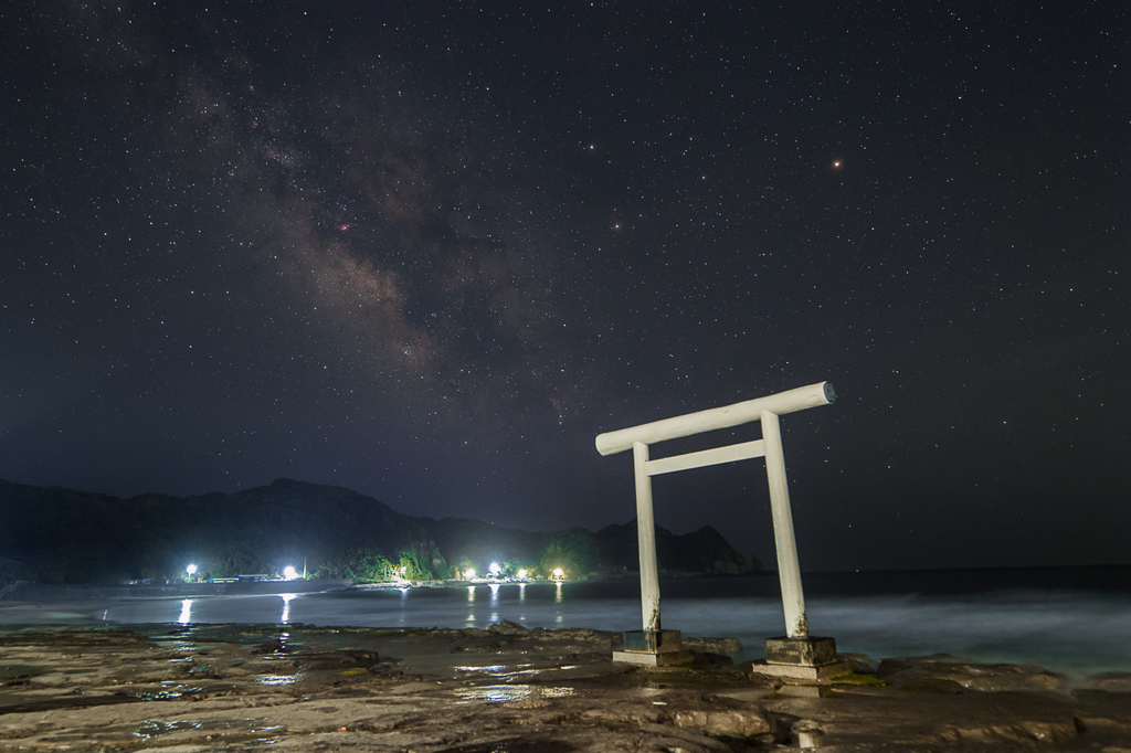 白い鳥居と天の川