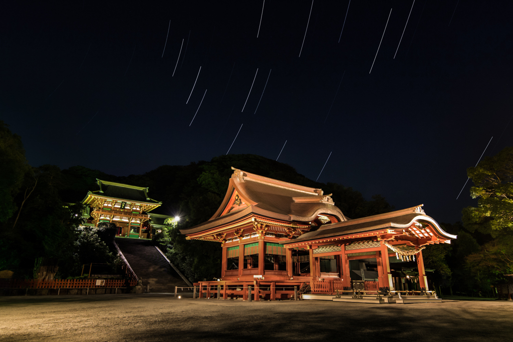 鶴岡八幡宮と星空