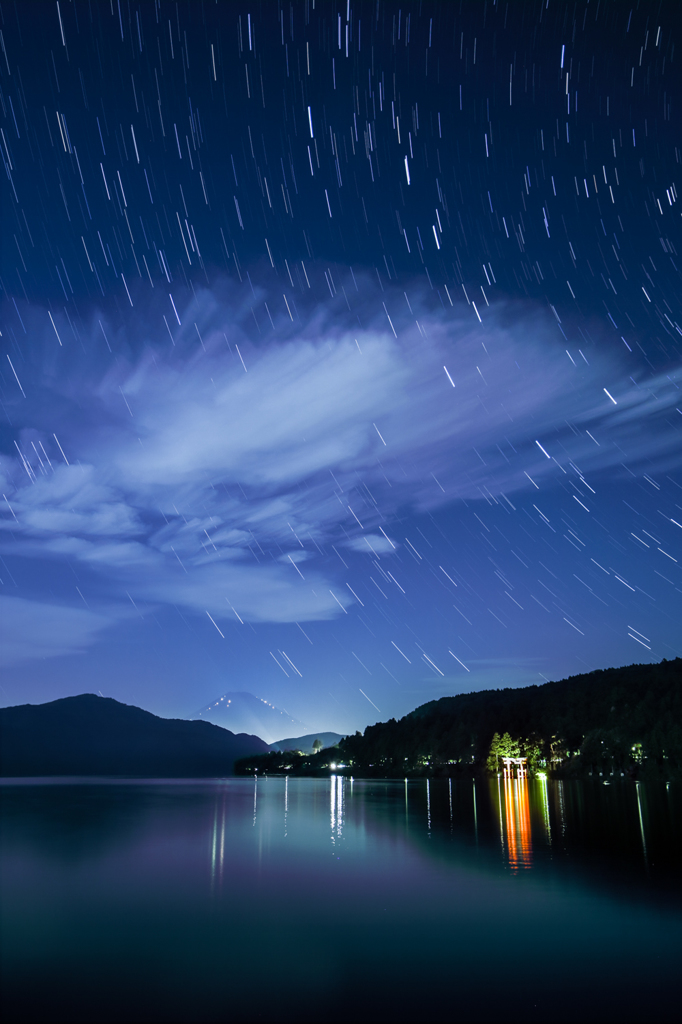 湖畔の星空