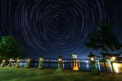 厳島神社大鳥居と北天の星空