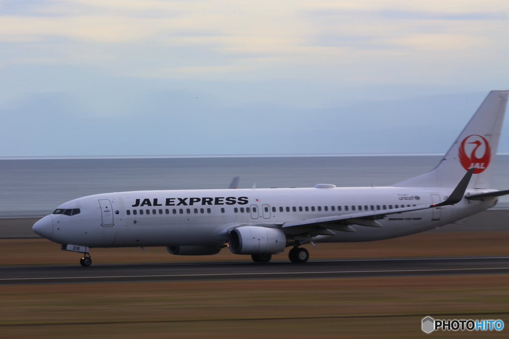 B737