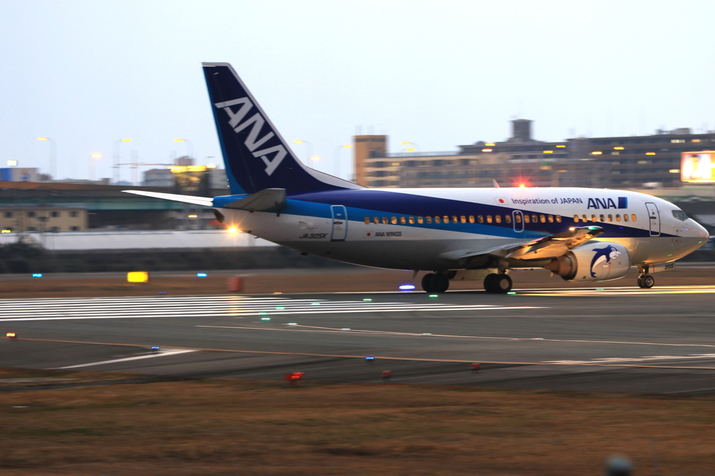 B737