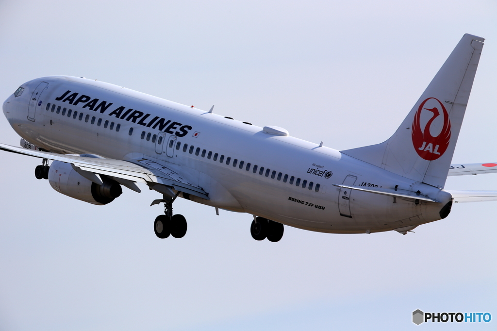 B737