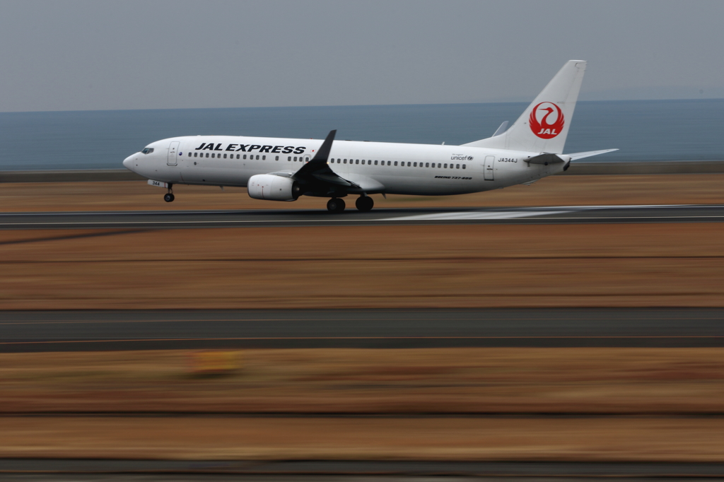 B737
