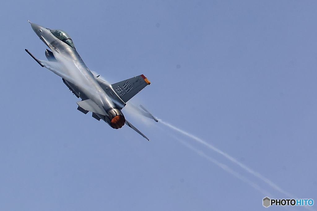 F16
