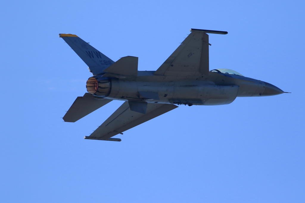 F16