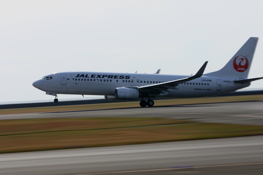 B737
