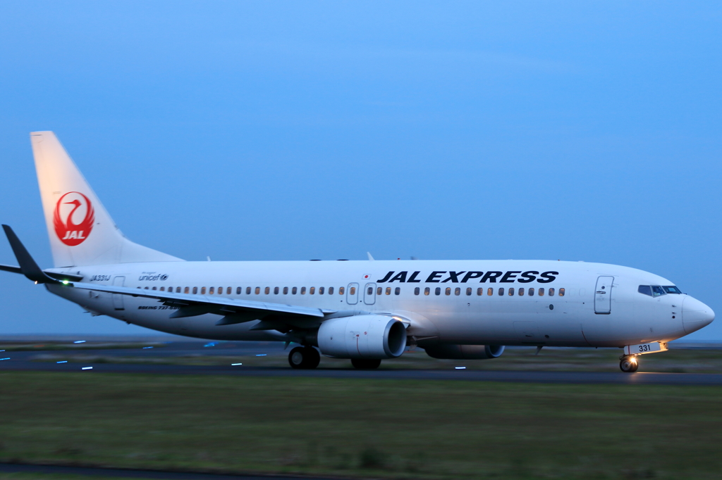 B737