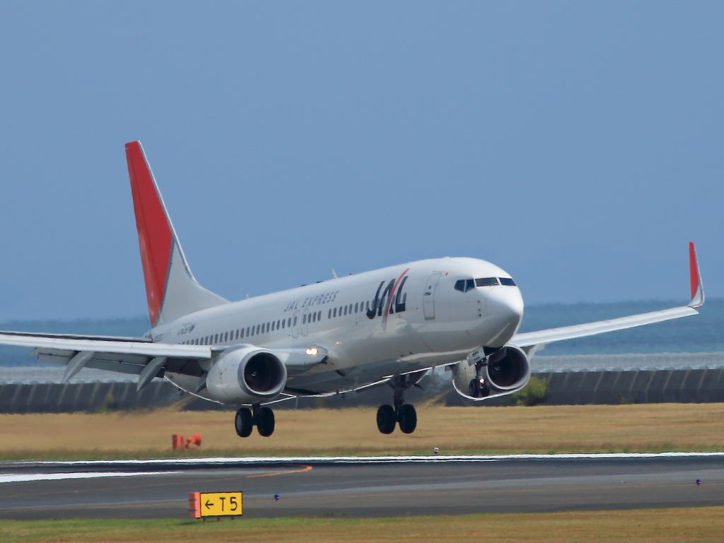 B737