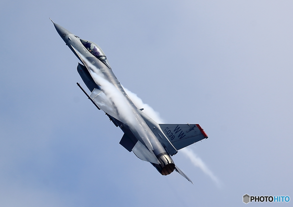 F16