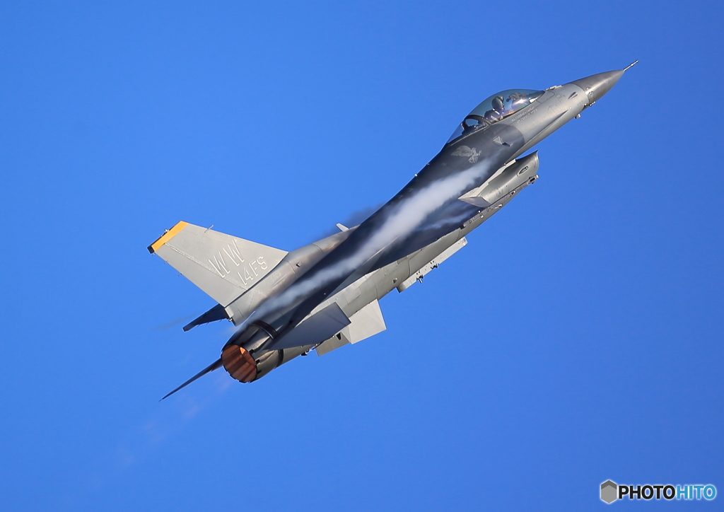 F16