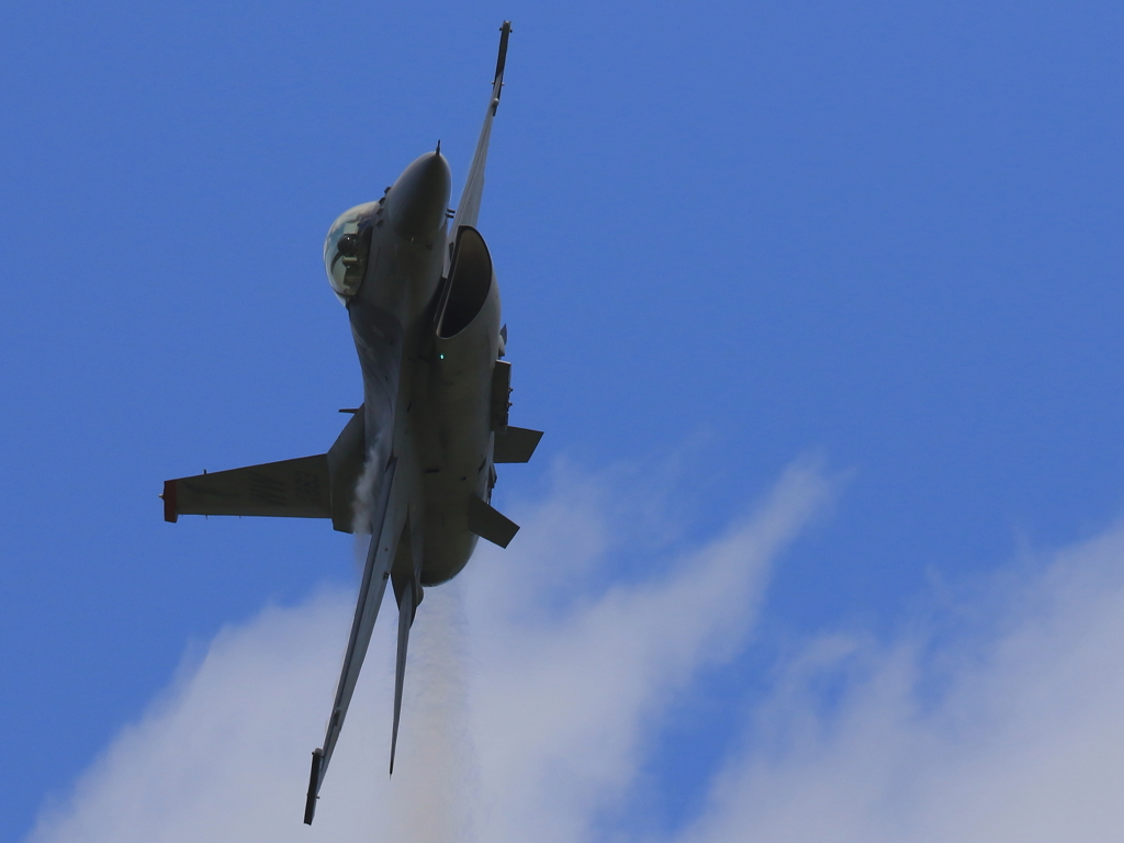 F16