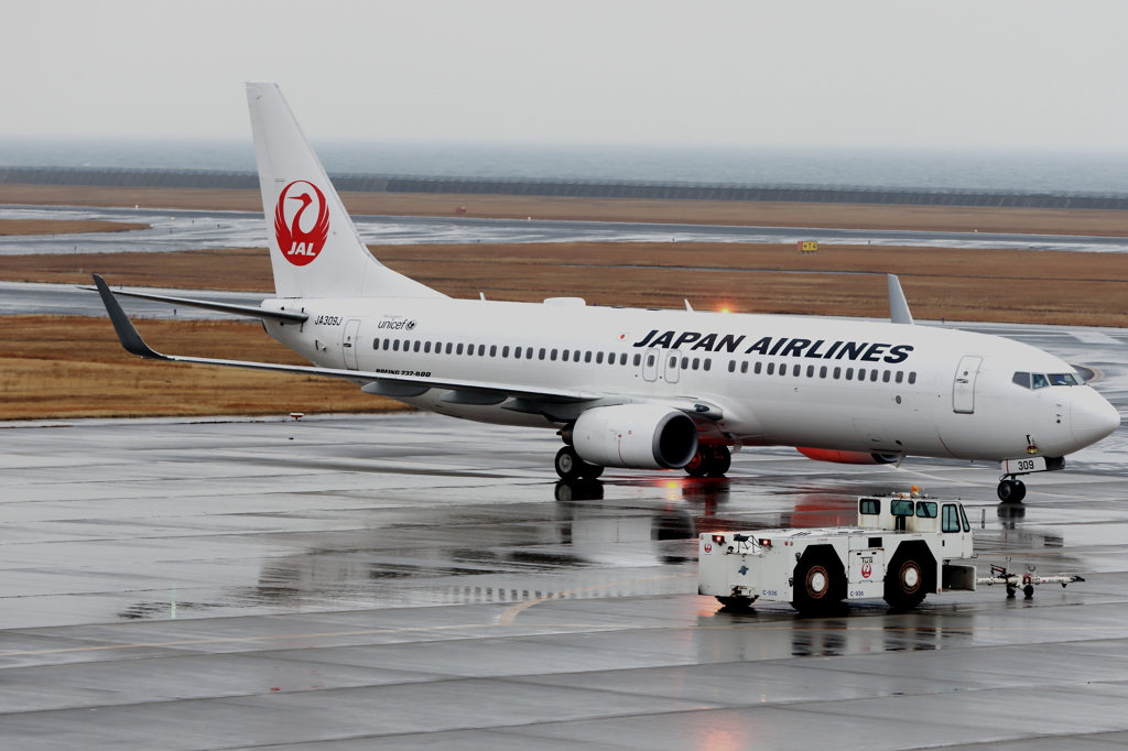 B737