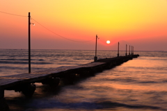 原岡海岸　桟橋と夕焼と富士
