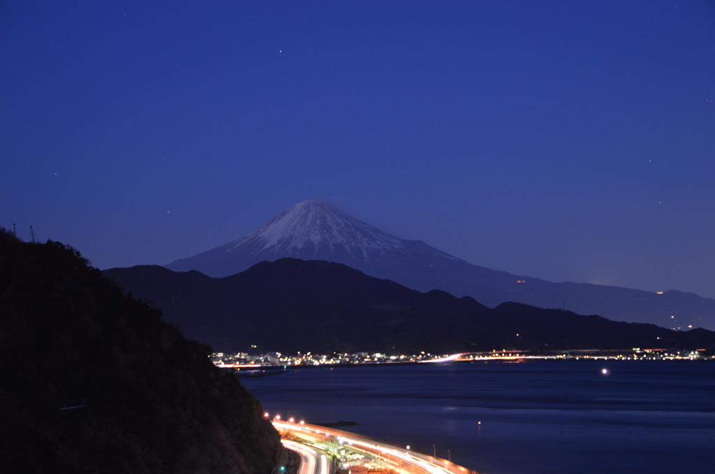 闇夜に浮かぶ富士