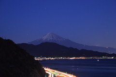 闇夜に浮かぶ富士