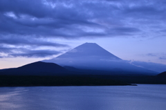 本栖湖の夜明け