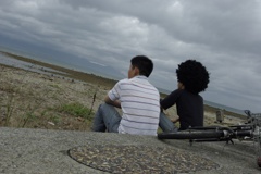 海とアフロと曇り空