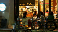 夜のカフェ