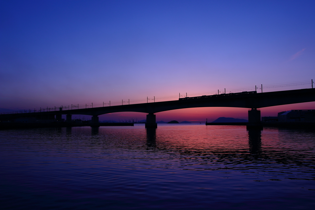 夕暮れ、電車と影