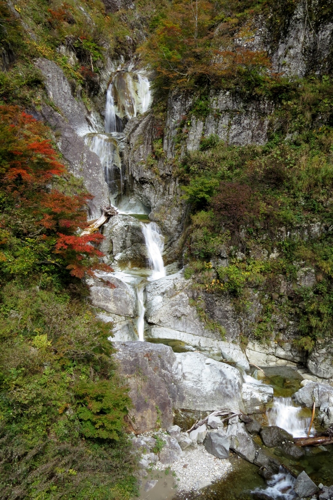 かもしか滝～紅を添え