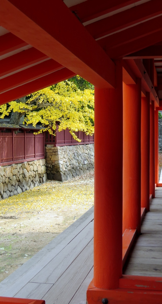 朱と黄色～厳島神社