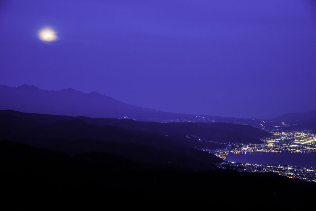 諏訪湖とおぼろ月夜　スーパームーン崩れ...