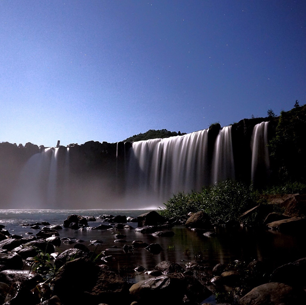 スーパームーンの原尻の滝