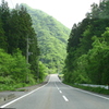 先にそびえる山間