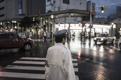 見つめる