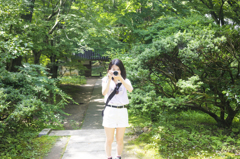 構える彼女