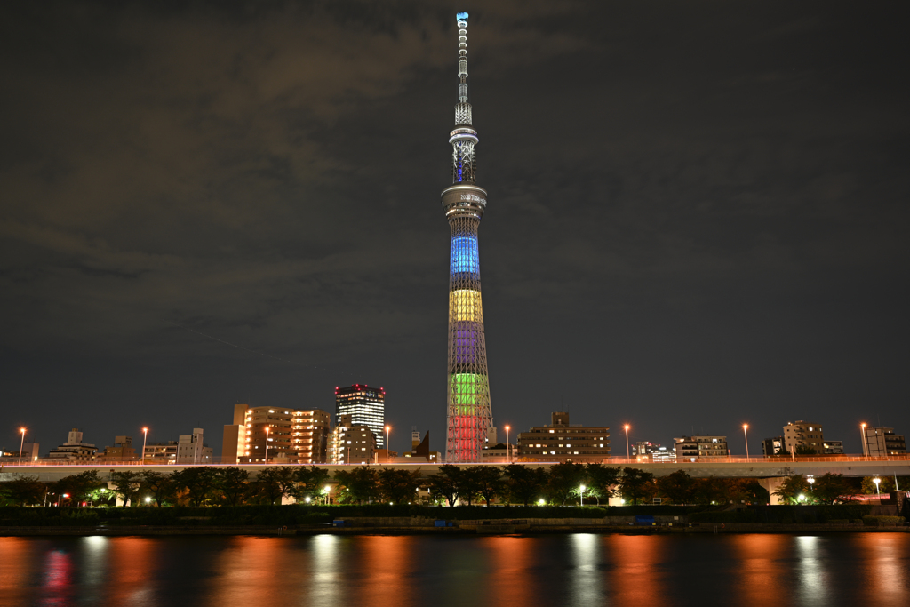 オリンピックカラーの東京スカイツリー