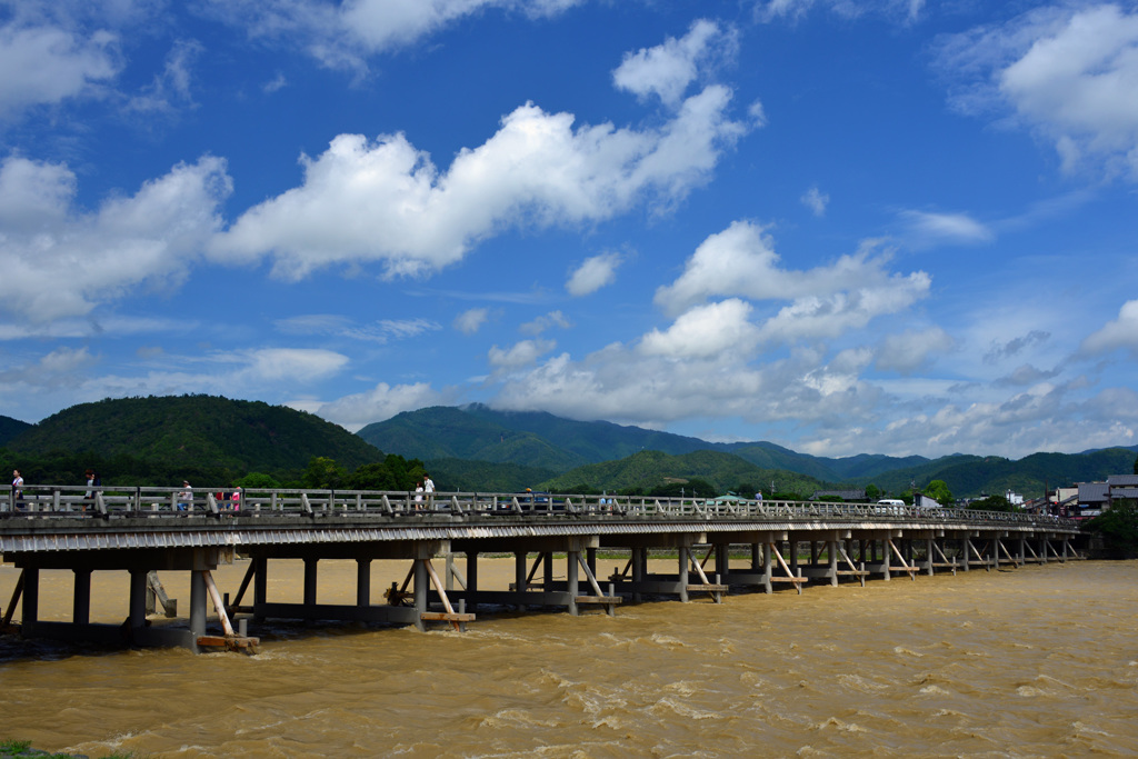 濁流の渡月橋
