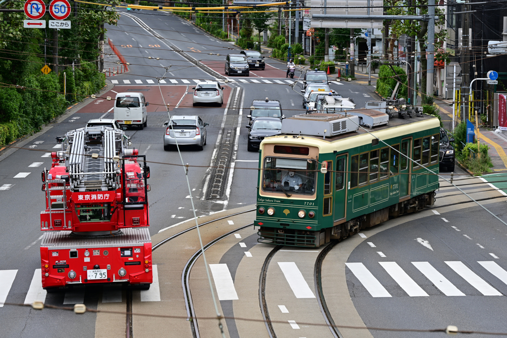 都電と消防車