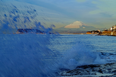 波にかすむ江の島