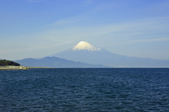 海に浮かぶ富士山
