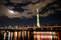 スカイツリーと屋形船