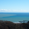 色の混ざった海