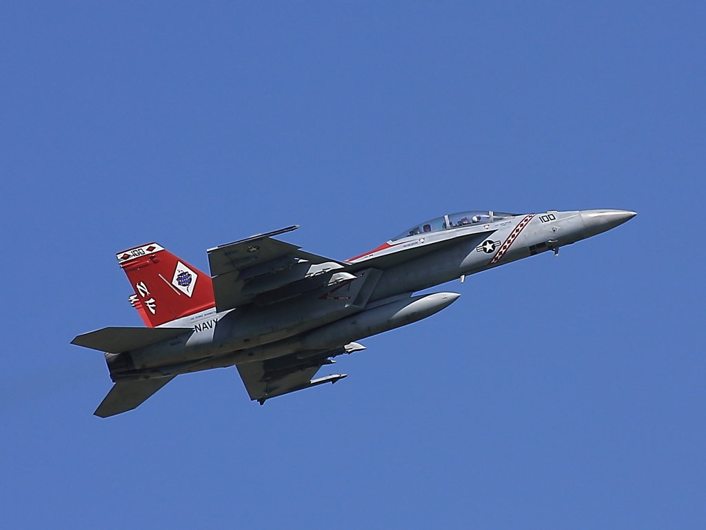 NF-100もこっち見てる？