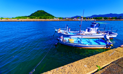漁船と対岸に萩城跡のある指月山