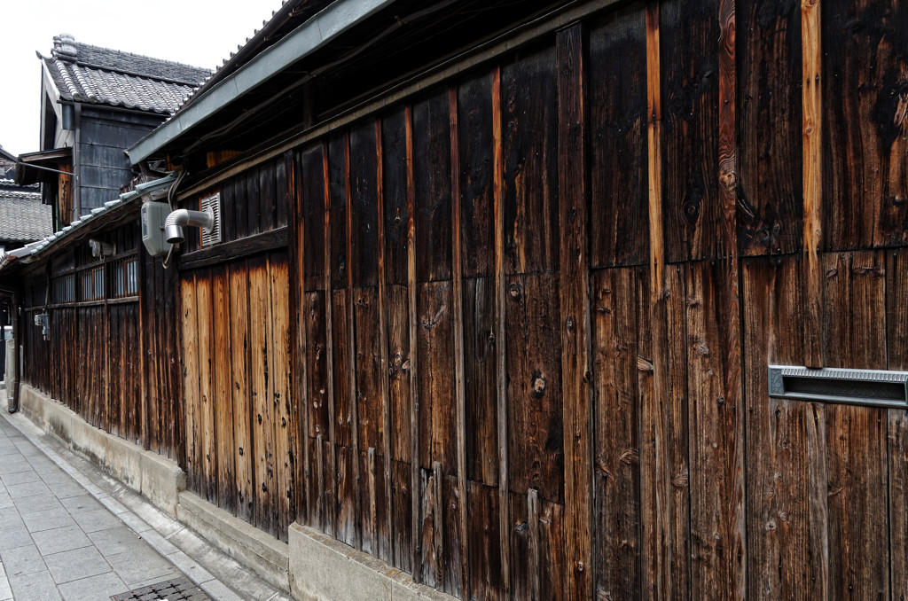 蔵造りの町の路地裏の木塀