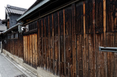 蔵造りの町の路地裏の木塀