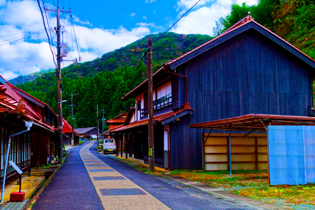 山に向かって伸びる伝統的建造物群保存地区　(萩市 佐々並)