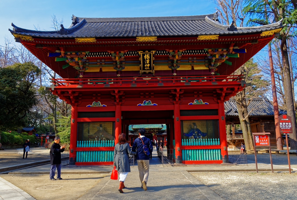社殿に向かう二人　根津神社にて