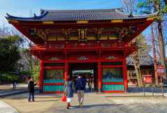 社殿に向かう二人　根津神社にて