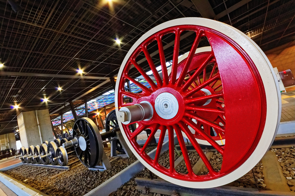 博物館入口にある動輪　鉄道博物館（大宮）にて