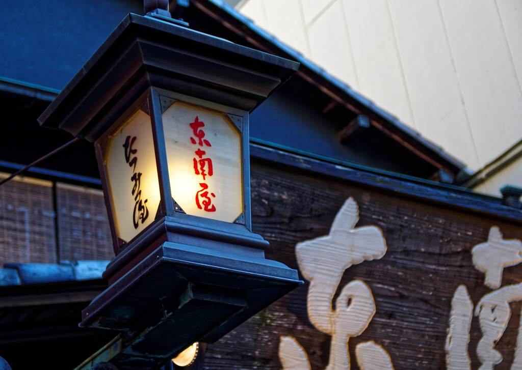 東南屋のレトロな街灯　浅草にて