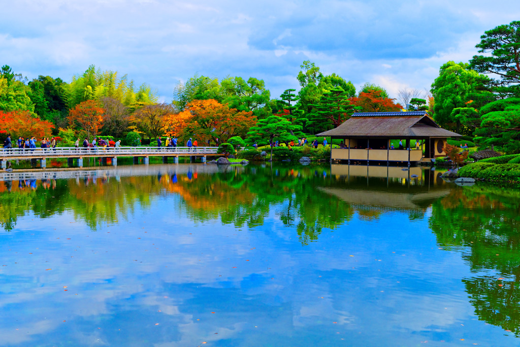紅葉と水鏡 日本庭園③　（国営昭和記念公園）
